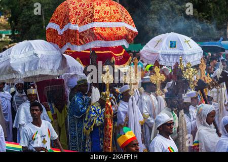 GONDAR, ÄTHIOPIEN, 18 2019. JANUAR: Menschen in traditioneller Kleidung feiern das Timkat-Fest, das wichtige äthiopisch-orthodoxe Fest Stockfoto