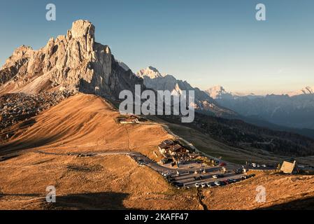 Die Ampezzo-Dolomiten mit Ra Gusela, Nuvolau und Averau leuchten am Giau-Pass bei Sonnenuntergang, Cortina d'Ampezzo, Dolomiten, Italien Stockfoto