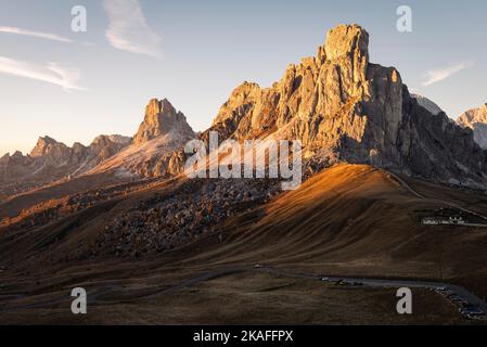 Die Ampezzo-Dolomiten mit Ra Gusela, Nuvolau und Averau leuchten am Giau-Pass bei Sonnenuntergang, Cortina d'Ampezzo, Dolomiten, Italien Stockfoto