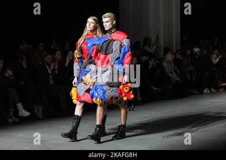 Models präsentieren eine Kreation des Designers LEM während der Ukrainischen Fashion Week Herbst-Winter 2022-23 in Kiew. Die Ukrainian Fashion Week wurde 1997 gegründet und wurde die erste Pret-a-Porter Week in Osteuropa. Stockfoto