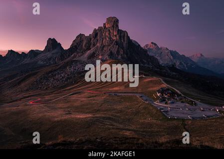 Sonnenuntergang auf dem Giau-Pass in den Dolomiten mit den leuchtenden Felswänden von Ra Gusela, Nuvolau, Averau, Tofane, Croda Rossa, Cortina d’Ampezzo Stockfoto