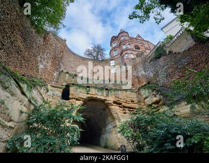 Gebäude auf der 20 Park Terrace über dem unteren Eingang zum Park Tunnel, mit teilweise steinernen Wänden und ungefüttertem Sandstein Stockfoto