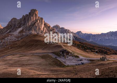 Sonnenuntergang auf dem Giau-Pass in den Dolomiten mit den leuchtenden Felswänden von Ra Gusela, Nuvolau, Averau, Tofane, Croda Rossa, Cortina d’Ampezzo Stockfoto