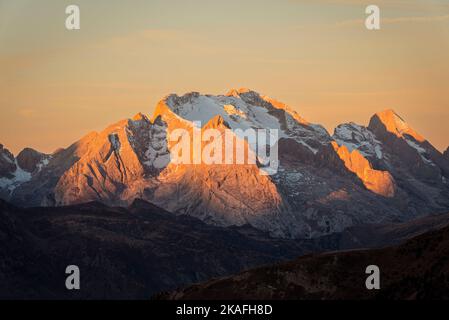 Gipfel, Felsen und der Gletscher der Marmolada leuchten im ersten Herbstsonnenlicht, Dolomiten, Italien Stockfoto