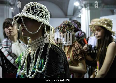 Kiew, Ukraine. 4.. Februar 2022. Die von LEM Designer gekleideten Models warten hinter der Bühne auf den Beginn der Show während der Ukrainischen Fashion Week Herbst-Winter 2022-23 in Kiew. Die Ukrainian Fashion Week wurde 1997 gegründet und wurde die erste Pret-a-Porter Week in Osteuropa. (Bild: © Oleksii Chumachenko/SOPA Images via ZUMA Press Wire) Stockfoto