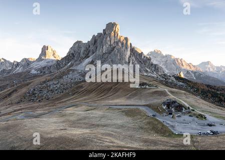 Die Ampezzo-Dolomiten mit Ra Gusela, Nuvolau und Averau erstrahlen am Giau-Passo bei Sonnenaufgang im Herbst, Cortina d'Ampezzo, Dolomiten, Italien Stockfoto