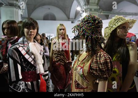 Kiew, Ukraine. 04.. Februar 2022. Die von LEM Designer gekleideten Models warten hinter der Bühne auf den Beginn der Show während der Ukrainischen Fashion Week Herbst-Winter 2022-23 in Kiew. Die Ukrainian Fashion Week wurde 1997 gegründet und wurde die erste Pret-a-Porter Week in Osteuropa. (Foto von Oleksii Chumachenko/SOPA Image/Sipa USA) Quelle: SIPA USA/Alamy Live News Stockfoto