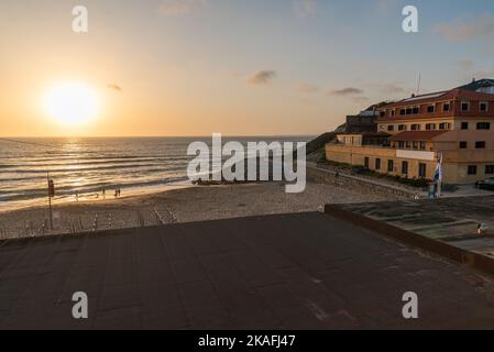 Der Sonnenuntergang am Strand von Areia Branca in Lourinha, Portugal Stockfoto