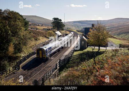 Ein Sprinter-Personenzug fährt auf der Settle-Carlisle-Bahn am Bahnhof Dent, Cumbria, an. Mit 1.150ft Dent ist der höchste Bahnhof in England. Stockfoto