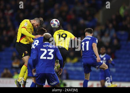 Cardiff, Großbritannien. 02.. November 2022. Franscisco Sierralta von Watford (l) führt und erzielt seinen Teams 1. Tor. EFL Skybet Championship match, Cardiff City gegen Watford im Cardiff City Stadium in Cardiff, Wales am Mittwoch, 3.. November 2022. Dieses Bild darf nur für redaktionelle Zwecke verwendet werden. Nur zur redaktionellen Verwendung, Lizenz für kommerzielle Nutzung erforderlich. Keine Verwendung in Wetten, Spiele oder einem einzigen Club / Liga / Spieler Publikationen. PIC von Andrew Orchard / Andrew Orchard Sport Fotografie / Alamy Live News Kredit: Andrew Orchard Sport Fotografie / Alamy Live News Stockfoto