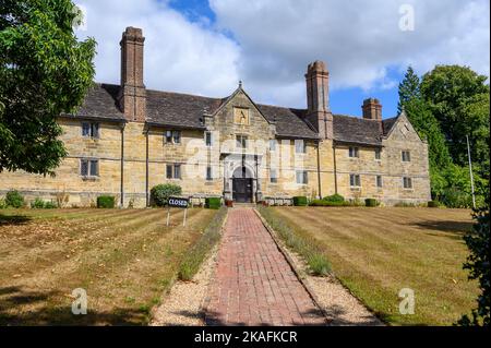 Das jakobische Sandsteinhaus aus dem Jahr 1600s, das heute Sackville College in East Grinstead, East Sussex, England, ist. Stockfoto