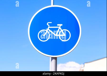 Fahrradweg Schild für Fahrräder Spur gegen den blauen Himmel Stockfoto