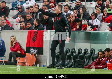 Curitiba, Brasilien. 02.. November 2022. PR - Curitiba - 11/02/2022 - BRASILIANER A 2022, ATHLETICO PR X GOIAS - Paulo Turra Trainer von Athletico-PR während eines Spiels gegen Goias im Stadion Arena da Baixada für die brasilianische Meisterschaft A 2022. Foto: Gabriel Machado/AGIF/Sipa USA Quelle: SIPA USA/Alamy Live News Stockfoto