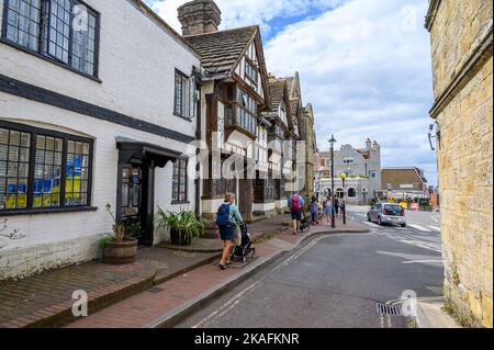 Ein Ende der langen Reihe alter, historischer Häuser entlang der High Street in East Grinstead, East Sussex, England. Stockfoto