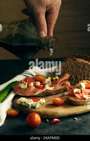 Roggenbrot mit Scheiben von Jamon und Käse Stockfoto