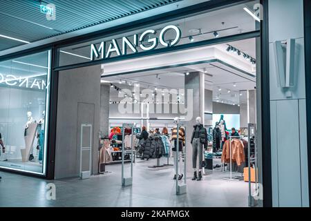 Danzig, Polen, Europa - Oktober 31 2022: Mangogeschäft in der Galerie Shopping Mall. Mango, ist ein spanisches Bekleidungsdesign- und Herstellungsunternehmen. Stockfoto