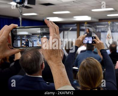 Boston, Usa. 02.. November 2022. US-Vizepräsidentin Kamala Harris hält am Mittwoch, den 2. November 2022, bei einer Veranstaltung bei Sheet Metal Workers Local 17 in Boston, Massachusetts, Bemerkungen über IRA-Eigenrabatte. Foto von Mark Stockwell/UPI Credit: UPI/Alamy Live News Stockfoto