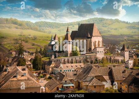 Sommermorgen Blick auf das Stadtbild der Stadt Biertan Wehrkirche, Siebenbürgen, Rumänien, Europa Stockfoto