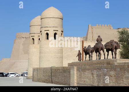 Statue von Al-Khwārizmī am ATA Darvoza (Vatertor) oder Westtor, Ichan Kala (innere Festung), Khiva, Provinz Khorezm, Usbekistan, Zentralasien Stockfoto