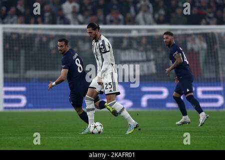 Turin, Italien. 02.. November 2022. Adrien Rabiot vom FC Juventus kontrolliert den Ball während des UEFA Champions League-Spiel der Gruppe H zwischen dem FC Juventus und dem FC Paris Saint-Germain im Allianz-Stadion am 2. November 2022 in Turin, Italien. Quelle: Marco Canoniero/Alamy Live News Stockfoto