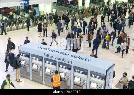 London, Großbritannien, 2. November 2022: Pendler zur abendlichen Hauptverkehrszeit am Bahnhof Waterloo, der heute Abend sehr voll ist, aber zwischen dem 5.. Und 10.. November von Streiks betroffen sein wird. Anna Watson/Alamy Live News Stockfoto