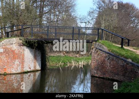 Fußgängerbrücke am walsham Lock River Wey Navigation surrey england Stockfoto