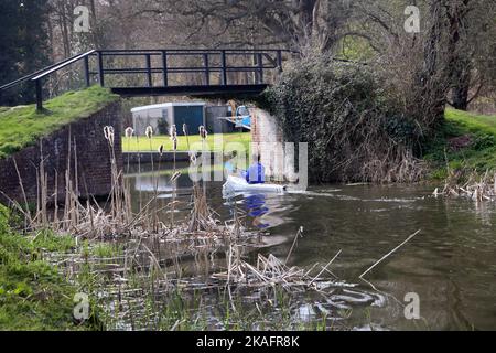 Mann Kajak unter Footbridge durch walsham Lock River wey Navigation surrey england Stockfoto