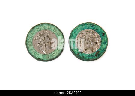 Britische Pfund-Münze wird durch Oxidation grün Stockfoto