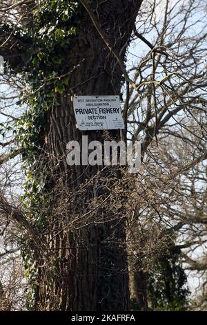 Wey Navigation Angeln Verschmelzung privater Fischereiabschnitt Schild an Baum in der Nähe des Newark Lock River Wey Navigation Surrey England Stockfoto