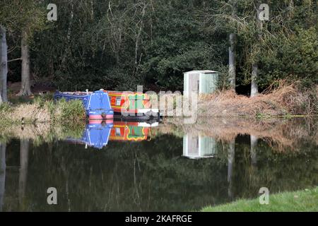 Kanalboot, das in der Nähe der walsham-Wehrschleuse am Fluss Wey Navigation in surrey england festgemacht ist Stockfoto