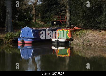 Kanalboot, das in der Nähe der walsham-Wehrschleuse am Fluss Wey Navigation in surrey england festgemacht ist Stockfoto