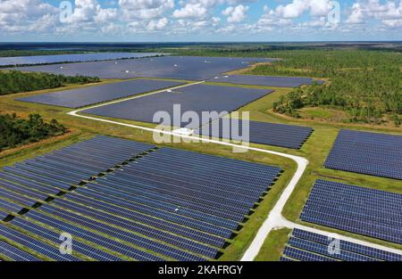 Luftaufnahme des 870 Hektar großen, 75-Megawatt-Solarparks auf der Babcock Ranch, Florida, der ersten solarbetriebenen Stadt in den Vereinigten Staaten. Der Bau der Gemeinde begann im Jahr 2015 mit Plänen für 19.500 Wohnungen und 6 Millionen Quadratmeter Gewerbefläche. Stockfoto