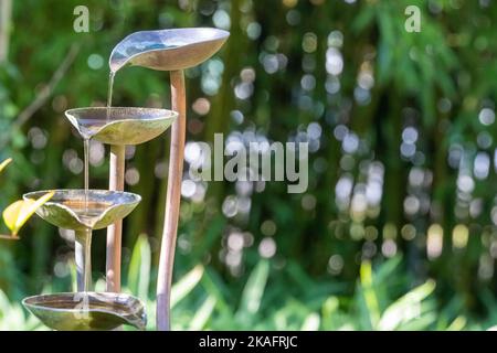 Wunderschöne dekorative Wasserfälle für Innen- und Außengärten. Asiatische Dekoration Stockfoto