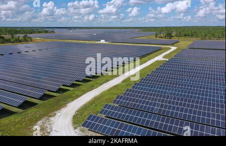 Luftaufnahme des 870 Hektar großen, 75-Megawatt-Solarparks auf der Babcock Ranch, Florida, der ersten solarbetriebenen Stadt in den Vereinigten Staaten. Der Bau der Gemeinde begann im Jahr 2015 mit Plänen für 19.500 Wohnungen und 6 Millionen Quadratmeter Gewerbefläche. Stockfoto