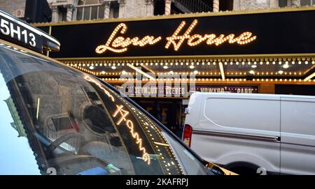 New York, USA. 02.. November 2022. Broadway-Theater umbenannt zu Ehren der verstorbenen Schauspielerin und Bürgerrechtlerin Lena Horne, die erste, die nach einer Schwarzen Frau benannt wurde, New York, NY, 2. November 2022. Das Theater, ursprünglich Mansfield Theatre genannt, zeigt derzeit das Musical Six. (Foto von Anthony Behar/Sipa USA) Quelle: SIPA USA/Alamy Live News Stockfoto