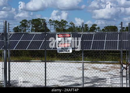 Babcock Ranch, Vereinigte Staaten. 31. Oktober 2022. Ein Zaun umgibt den 870 Hektar großen, 75-Megawatt-Solarpark auf der Babcock Ranch, Florida, der ersten solarbetriebenen Stadt in den Vereinigten Staaten. Der Bau der Gemeinde begann im Jahr 2015 mit Plänen für 19.500 Wohnungen und 6 Millionen Quadratmeter Gewerbefläche. (Foto von Paul Hennessy/SOPA Images/Sipa USA) Quelle: SIPA USA/Alamy Live News Stockfoto