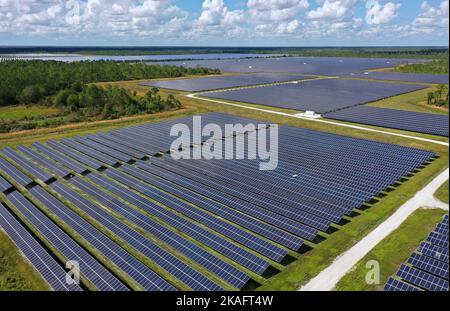 Babcock Ranch, Vereinigte Staaten. 01.. November 2022. Luftaufnahme des 870 Hektar großen, 75-Megawatt-Solarparks auf der Babcock Ranch, Florida, der ersten solarbetriebenen Stadt in den Vereinigten Staaten. Der Bau der Gemeinde begann im Jahr 2015 mit Plänen für 19.500 Wohnungen und 6 Millionen Quadratmeter Gewerbefläche. (Foto von Paul Hennessy/SOPA Images/Sipa USA) Quelle: SIPA USA/Alamy Live News Stockfoto