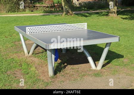Eine Tischtennisplatte aus Metall im öffentlichen Pfad in Langport, Somerset Stockfoto