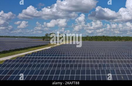 Babcock Ranch, Vereinigte Staaten. 01.. November 2022. Luftaufnahme des 870 Hektar großen, 75-Megawatt-Solarparks auf der Babcock Ranch, Florida, der ersten solarbetriebenen Stadt in den Vereinigten Staaten. Der Bau der Gemeinde begann im Jahr 2015 mit Plänen für 19.500 Wohnungen und 6 Millionen Quadratmeter Gewerbefläche. (Foto von Paul Hennessy/SOPA Images/Sipa USA) Quelle: SIPA USA/Alamy Live News Stockfoto