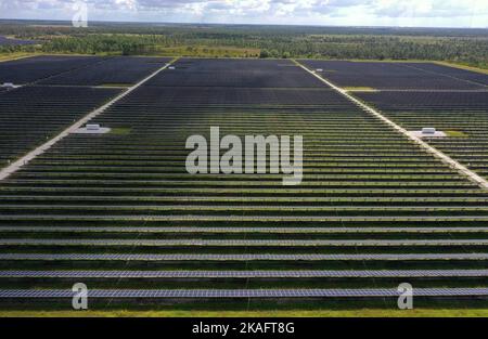 Babcock Ranch, Vereinigte Staaten. 01.. November 2022. Luftaufnahme des 870 Hektar großen, 75-Megawatt-Solarparks auf der Babcock Ranch, Florida, der ersten solarbetriebenen Stadt in den Vereinigten Staaten. Der Bau der Gemeinde begann im Jahr 2015 mit Plänen für 19.500 Wohnungen und 6 Millionen Quadratmeter Gewerbefläche. (Foto von Paul Hennessy/SOPA Images/Sipa USA) Quelle: SIPA USA/Alamy Live News Stockfoto