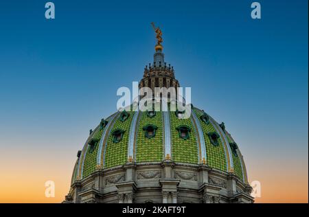 Detail der Fliesen und der Statue auf der Kuppel des Pennsylvania State Capitol Gebäudes in Harrisburg PA Stockfoto