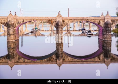 Spiegelungen der Steinbögen der Market St Bridge im Susquehanna Fluss in Harrisburg PA Stockfoto