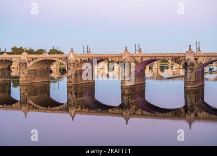 Spiegelungen der Steinbögen der Market St Bridge im Susquehanna Fluss in Harrisburg PA Stockfoto