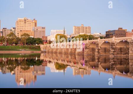 Spiegelungen der Steinbögen der Market St Bridge im Susquehanna Fluss in Harrisburg PA Stockfoto
