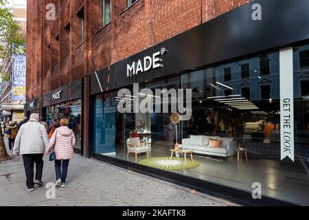 London, Großbritannien. 2. November 2022. Das Äußere des angefertigten Showrooms an der Charing Cross Road in Soho. MADE.com hat die Administratoren PriceWaterhouseCoopers (PWC) ernannt, nachdem es versäumt hatte, einen Käufer zu finden und der Handel mit Aktien des Online-Möbelhändlers an der Londoner Börse gestoppt wurde. Das Unternehmen wurde 2010 von den Unternehmern Ning Li und Brent Hoberman gegründet, die Lastminute.com gemeinsam mit Julien Callède und Chloe Macintosh gegründet haben. Kredit: Stephen Chung / Alamy Live Nachrichten Stockfoto