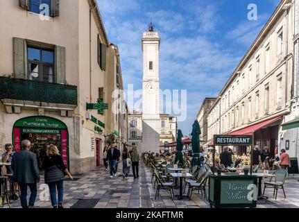 Restaurants und Straßenleben auf dem Place de l’Horloge, Nimes, Frankreich Stockfoto