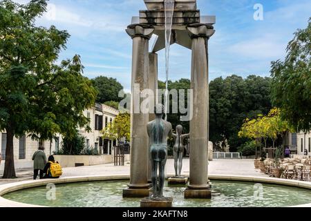 Eine Statue und ein Brunnen von Martial Raysse in der Nähe des Jardin de la Fountaine in Nímes, Frankreich. Stockfoto