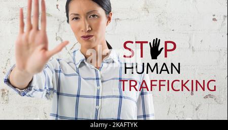 Composite des Porträts einer asiatischen mittleren erwachsenen Frau mit Stoppschild und "Stop human trafficking"-Text Stockfoto