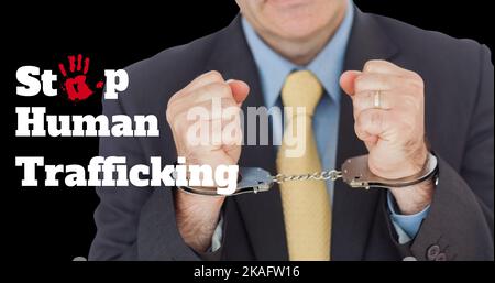 Kompositum aus Nahaufnahme eines weissen Geschäftsmannes mit Handschellen und "Menschenhandel stoppen"-Text Stockfoto