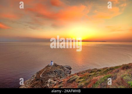 Die Kirche der sieben Märtyrer im traditionellen Dorf Kastro von Sifnos Insel bei Sonnenaufgang, Griechenland Stockfoto